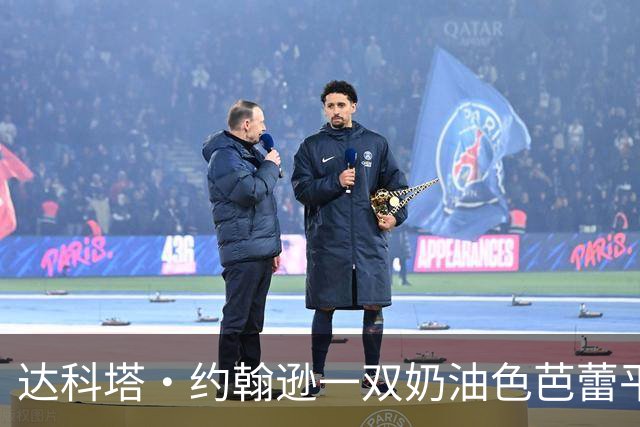 达科塔·约翰逊一双奶油色芭蕾平底鞋，把牛仔裤穿出了高级感